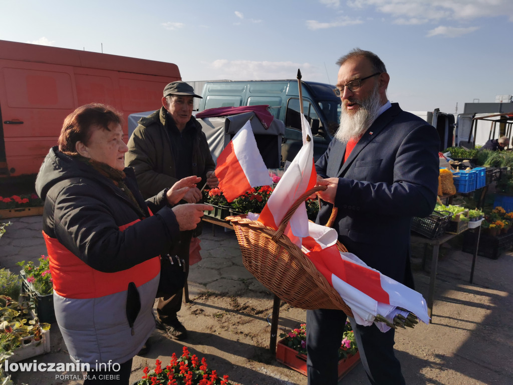 Starosta łowicki rozdawał flagi Polski