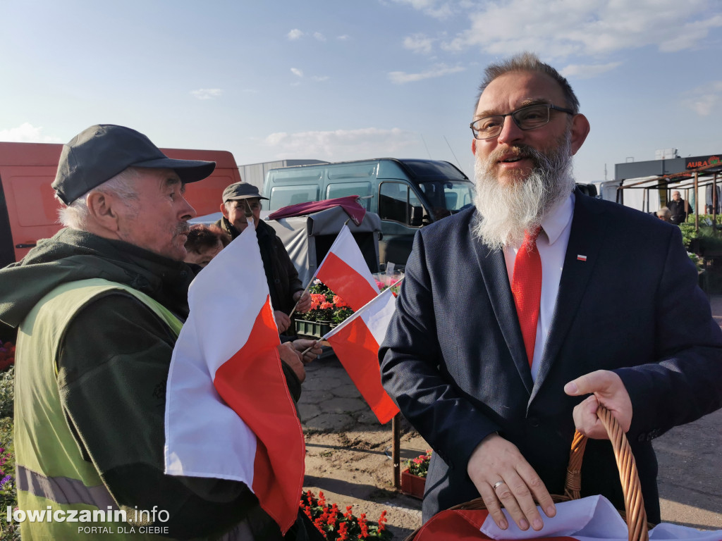 Starosta łowicki rozdawał flagi Polski