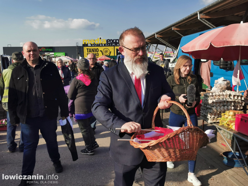 Starosta łowicki rozdawał flagi Polski