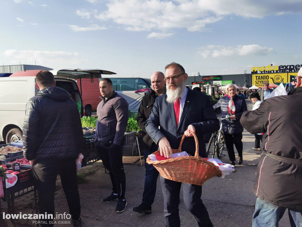 Starosta łowicki rozdawał flagi Polski