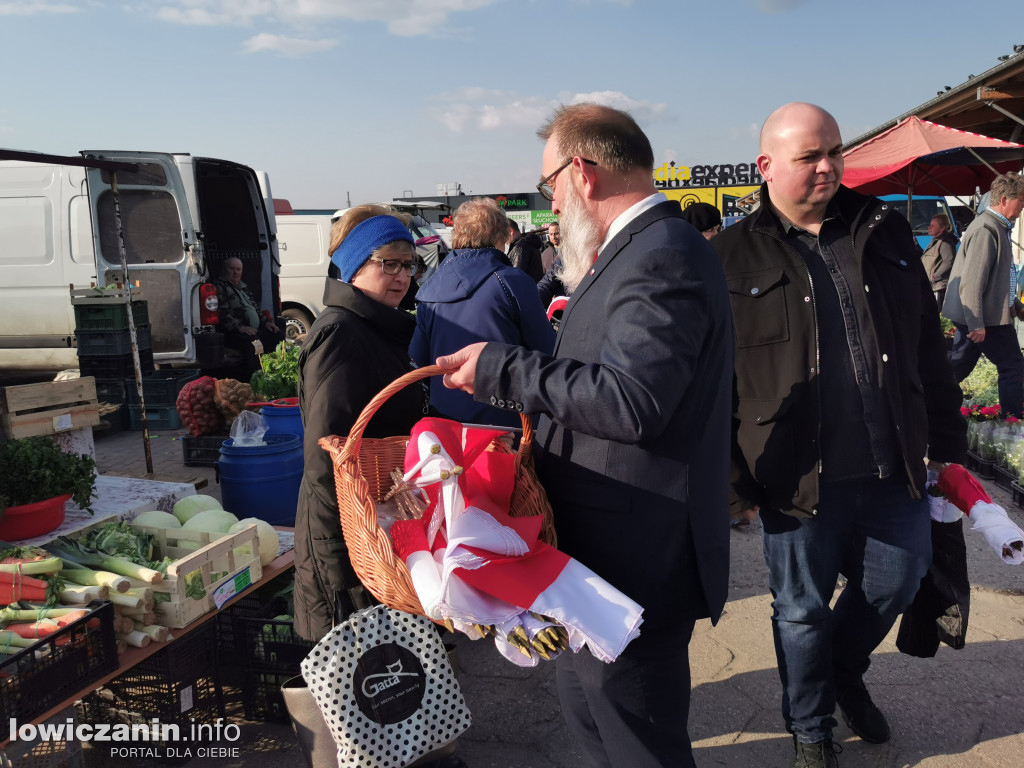 Starosta łowicki rozdawał flagi Polski