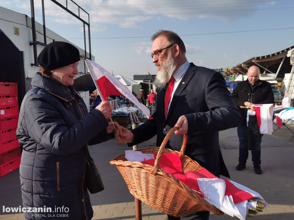 Starosta łowicki rozdawał flagi Polski