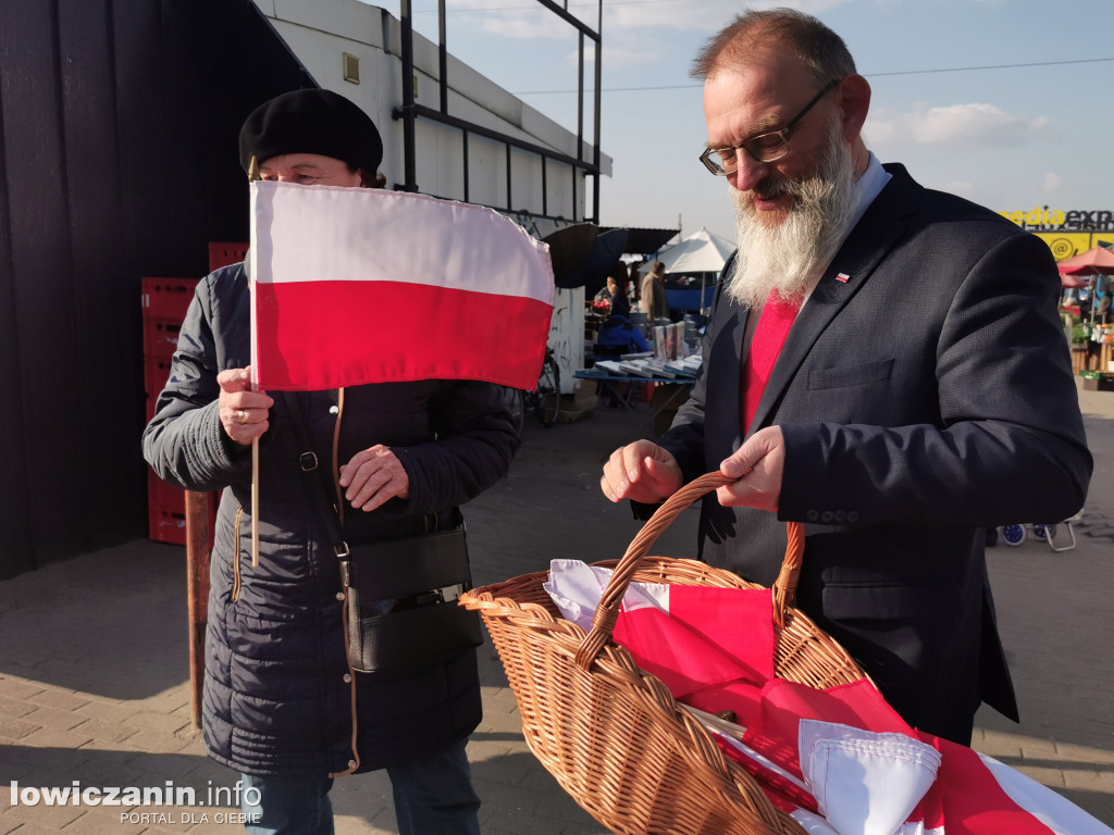 Starosta łowicki rozdawał flagi Polski