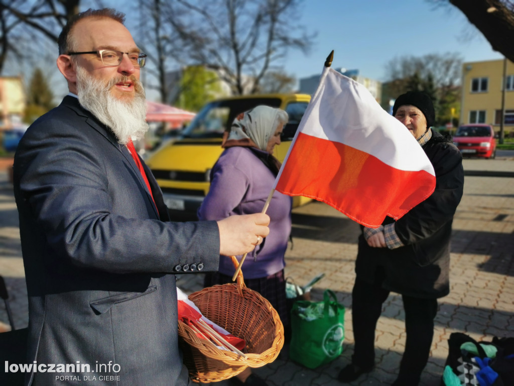 Starosta łowicki rozdawał flagi Polski