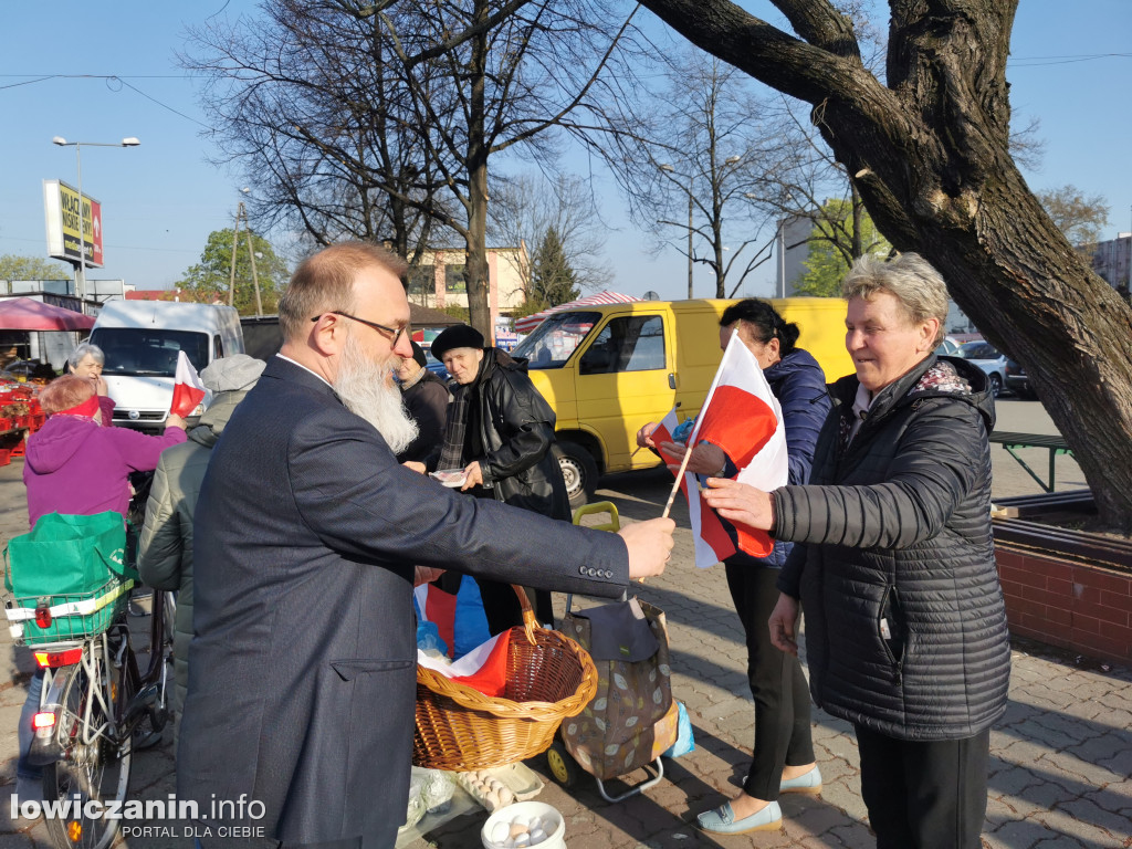 Starosta łowicki rozdawał flagi Polski