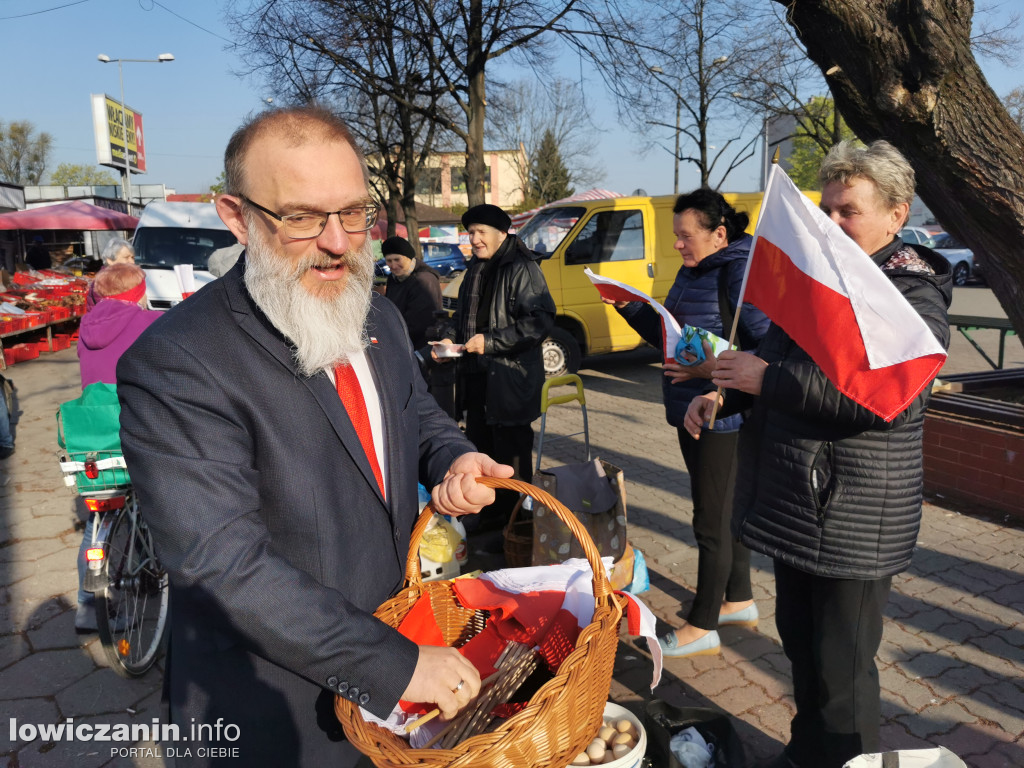 Starosta łowicki rozdawał flagi Polski