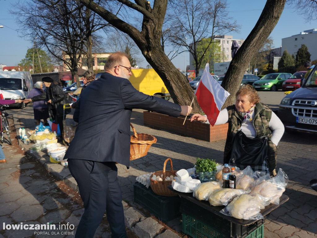 Starosta łowicki rozdawał flagi Polski