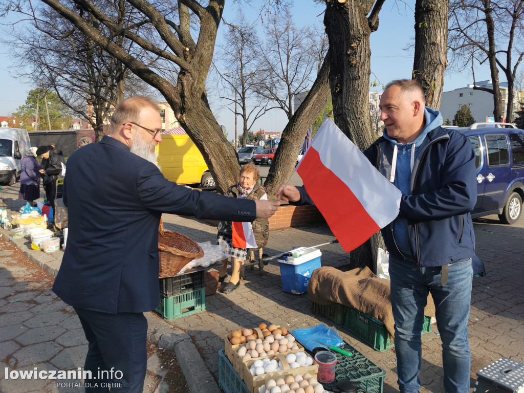Starosta łowicki rozdawał flagi Polski
