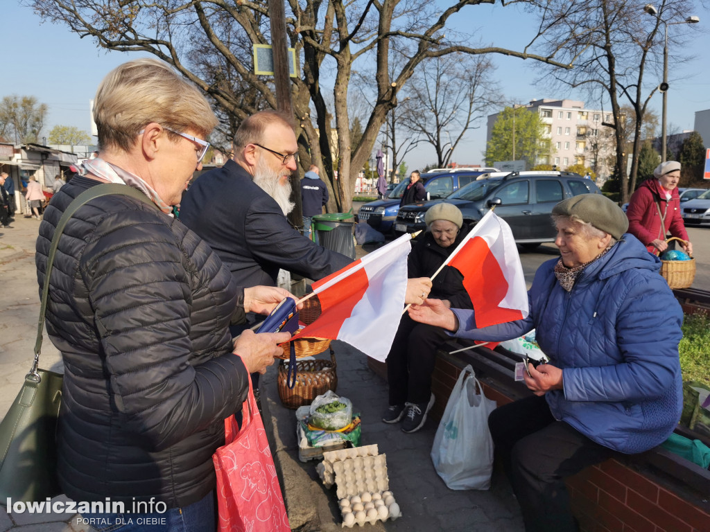 Starosta łowicki rozdawał flagi Polski
