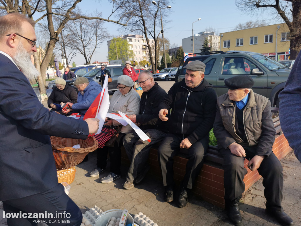 Starosta łowicki rozdawał flagi Polski