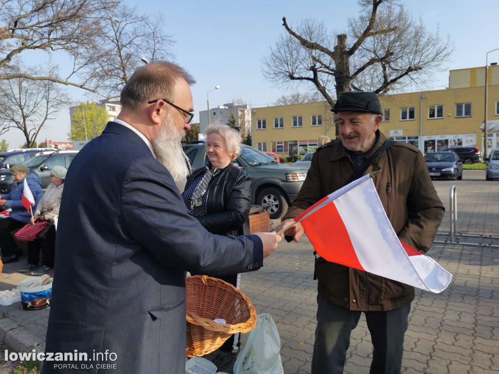 Starosta łowicki rozdawał flagi Polski