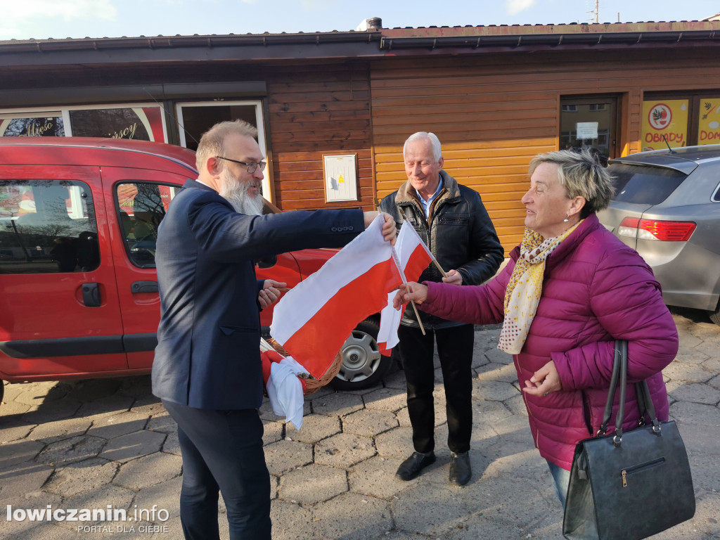 Starosta łowicki rozdawał flagi Polski