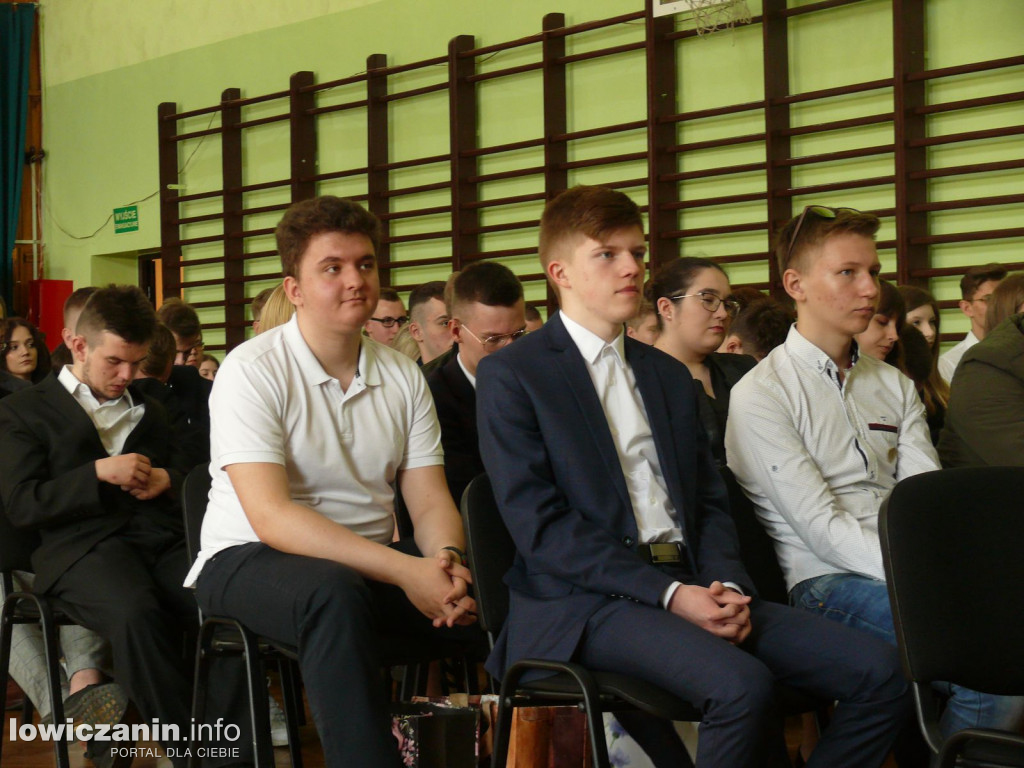 Uroczystość z okazji 3 Maja i pożegnania uczniów ostatnich klas w ZSP na Blichu.