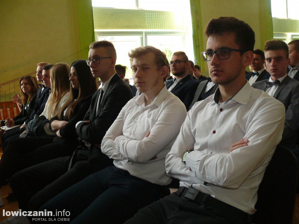 Uroczystość z okazji 3 Maja i pożegnania uczniów ostatnich klas w ZSP na Blichu.