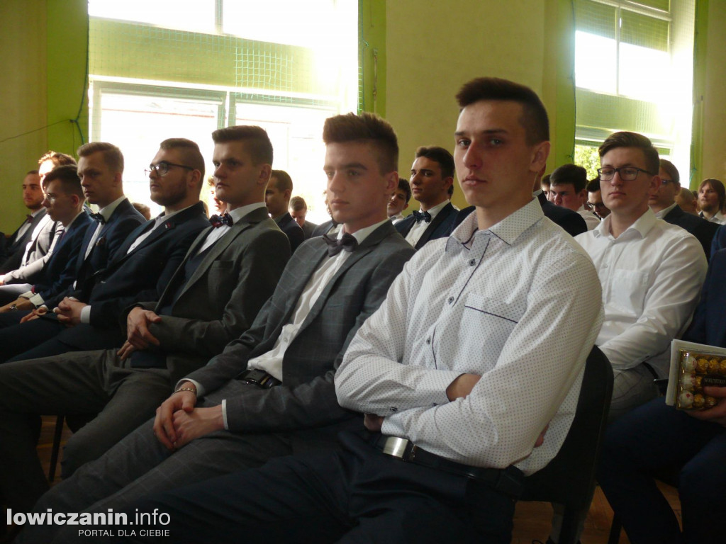 Uroczystość z okazji 3 Maja i pożegnania uczniów ostatnich klas w ZSP na Blichu.