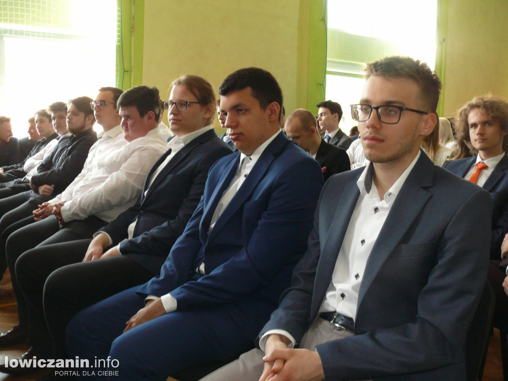 Uroczystość z okazji 3 Maja i pożegnania uczniów ostatnich klas w ZSP na Blichu.