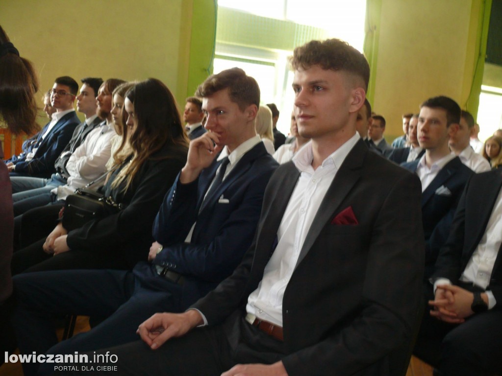 Uroczystość z okazji 3 Maja i pożegnania uczniów ostatnich klas w ZSP na Blichu.