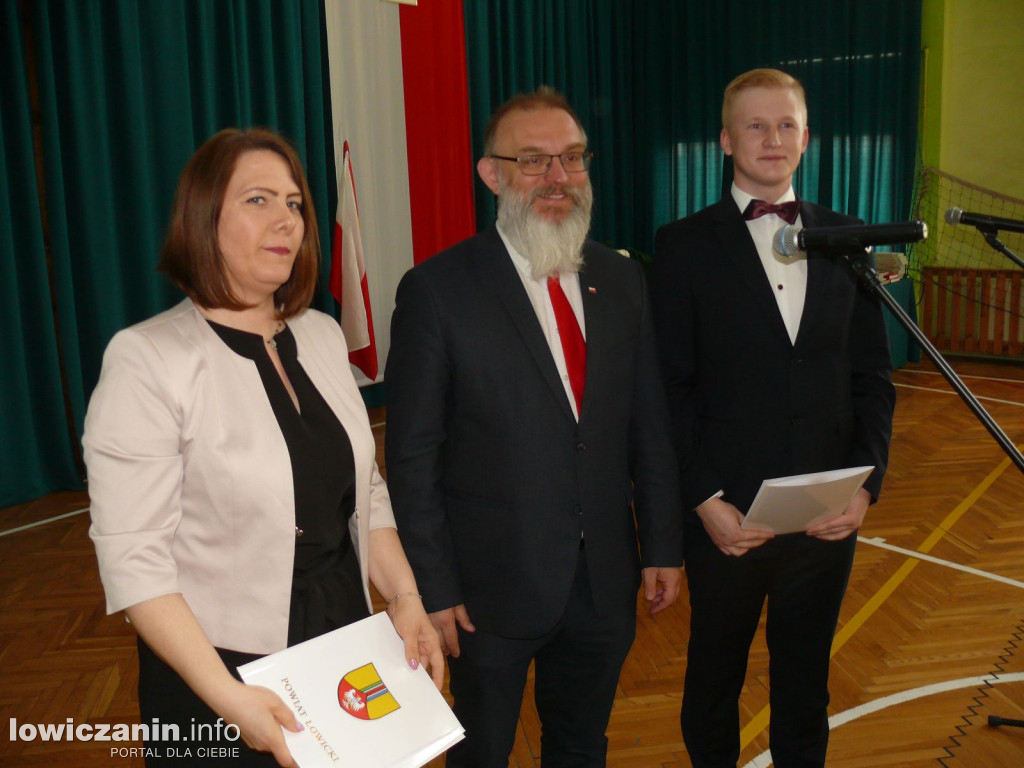 Uroczystość z okazji 3 Maja i pożegnania uczniów ostatnich klas w ZSP na Blichu.