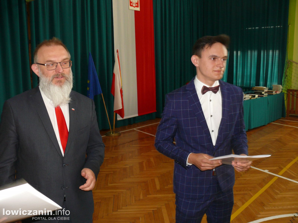 Uroczystość z okazji 3 Maja i pożegnania uczniów ostatnich klas w ZSP na Blichu.