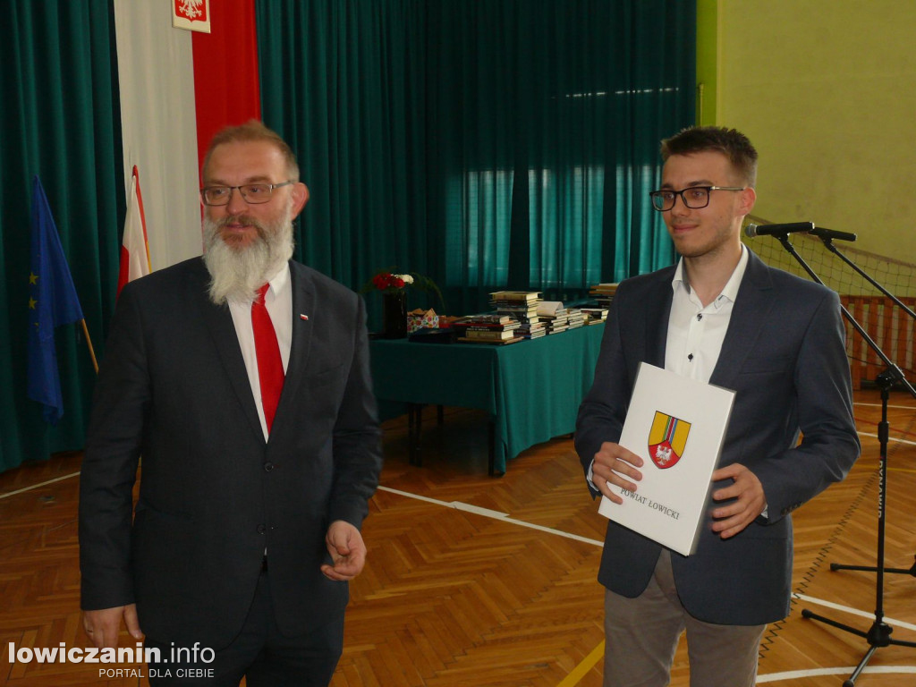 Uroczystość z okazji 3 Maja i pożegnania uczniów ostatnich klas w ZSP na Blichu.