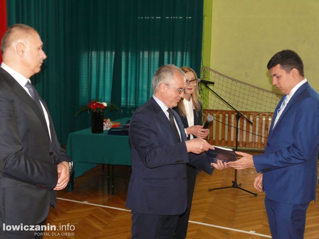 Uroczystość z okazji 3 Maja i pożegnania uczniów ostatnich klas w ZSP na Blichu.