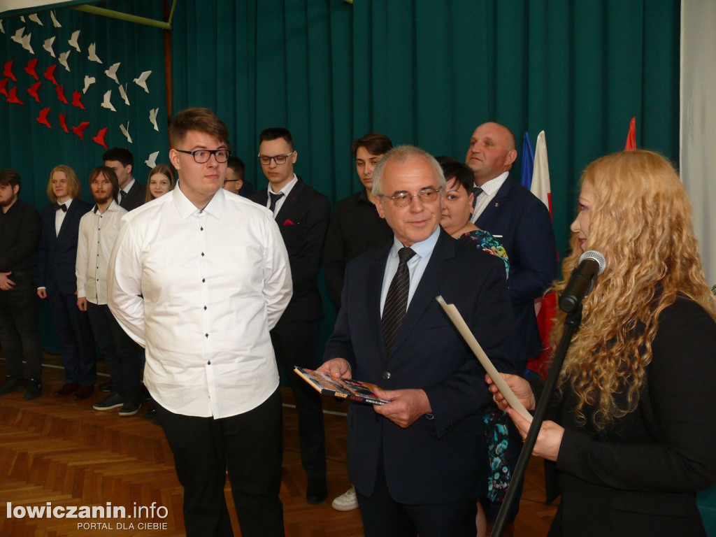 Uroczystość z okazji 3 Maja i pożegnania uczniów ostatnich klas w ZSP na Blichu.