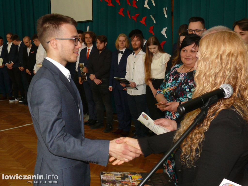 Uroczystość z okazji 3 Maja i pożegnania uczniów ostatnich klas w ZSP na Blichu.