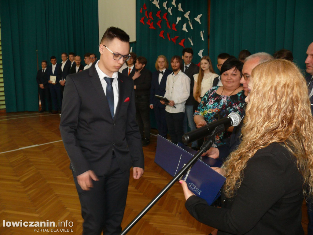 Uroczystość z okazji 3 Maja i pożegnania uczniów ostatnich klas w ZSP na Blichu.