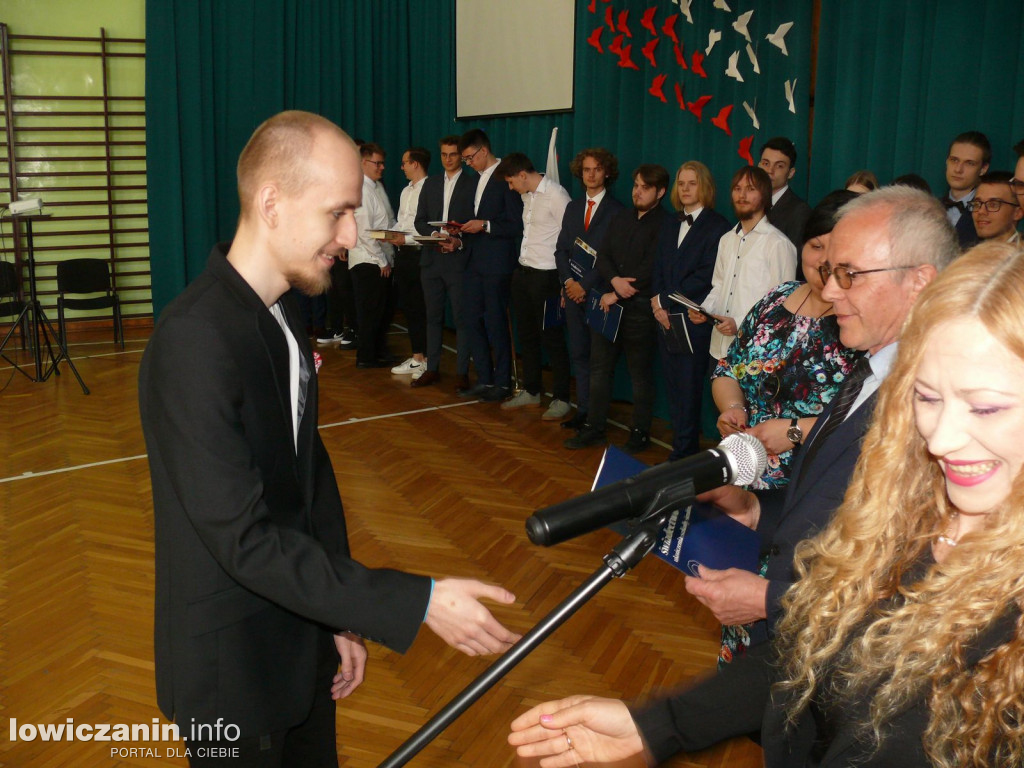 Uroczystość z okazji 3 Maja i pożegnania uczniów ostatnich klas w ZSP na Blichu.
