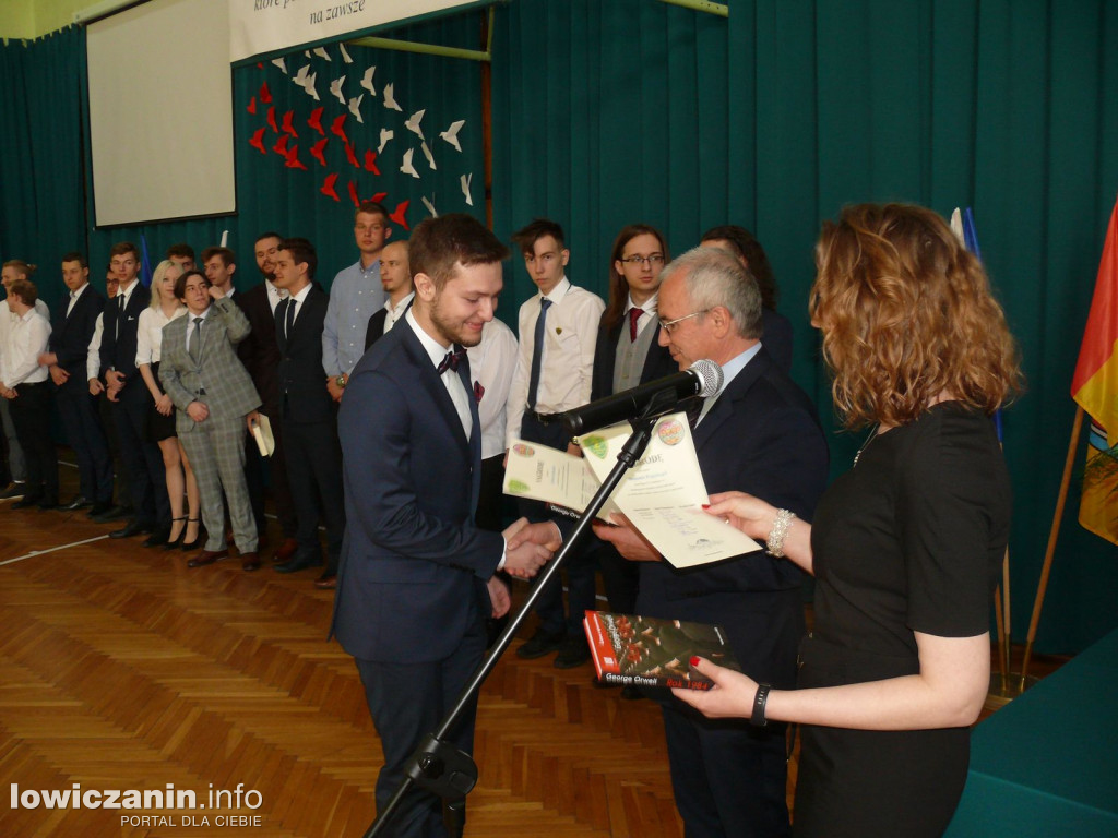 Uroczystość z okazji 3 Maja i pożegnania uczniów ostatnich klas w ZSP na Blichu.