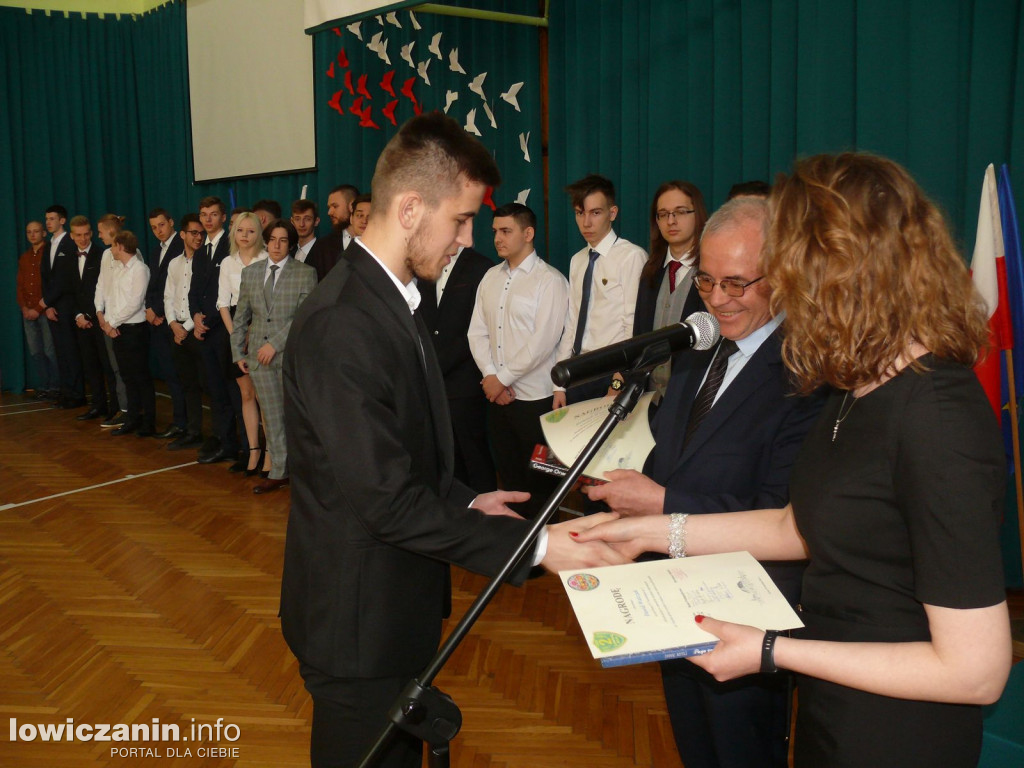 Uroczystość z okazji 3 Maja i pożegnania uczniów ostatnich klas w ZSP na Blichu.