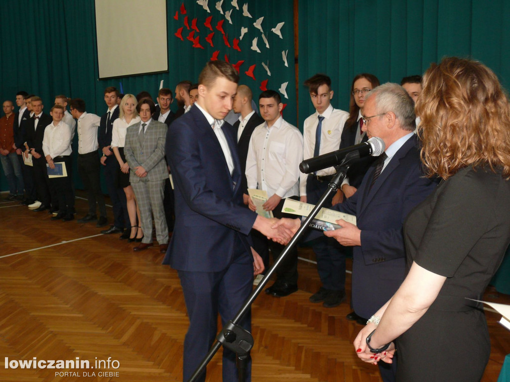 Uroczystość z okazji 3 Maja i pożegnania uczniów ostatnich klas w ZSP na Blichu.