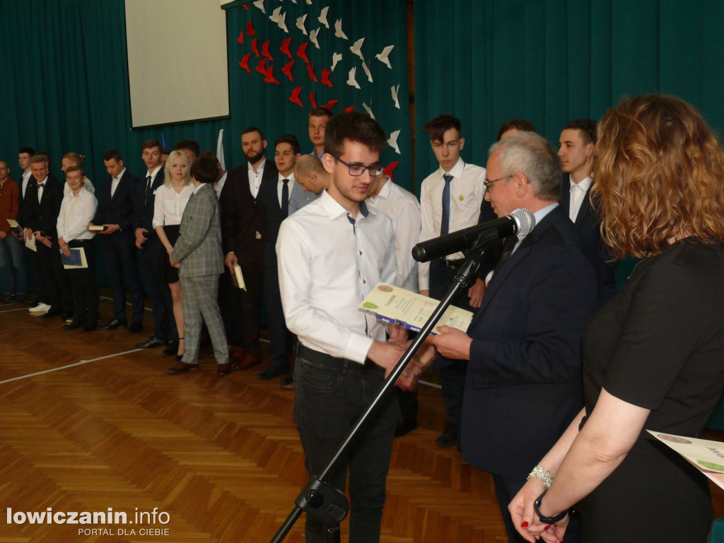 Uroczystość z okazji 3 Maja i pożegnania uczniów ostatnich klas w ZSP na Blichu.