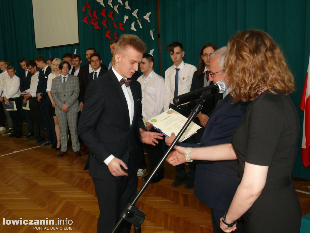 Uroczystość z okazji 3 Maja i pożegnania uczniów ostatnich klas w ZSP na Blichu.