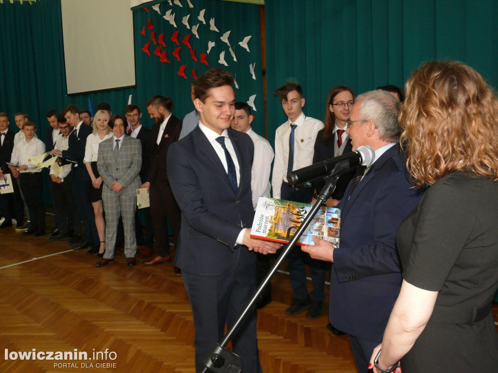 Uroczystość z okazji 3 Maja i pożegnania uczniów ostatnich klas w ZSP na Blichu.