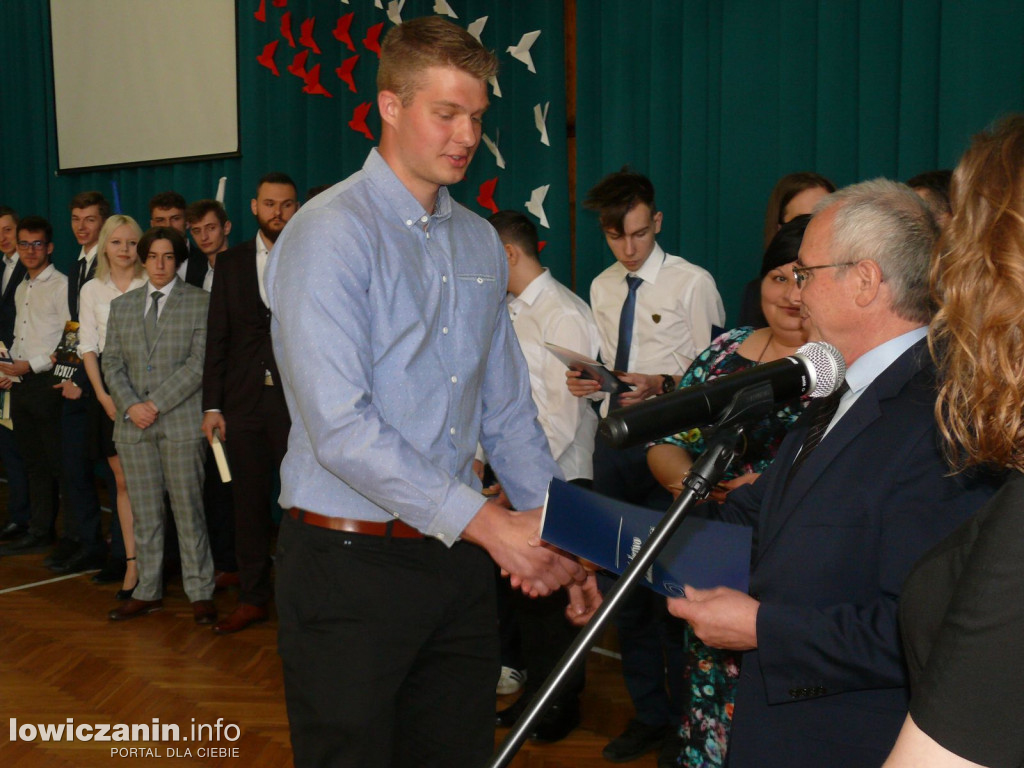 Uroczystość z okazji 3 Maja i pożegnania uczniów ostatnich klas w ZSP na Blichu.