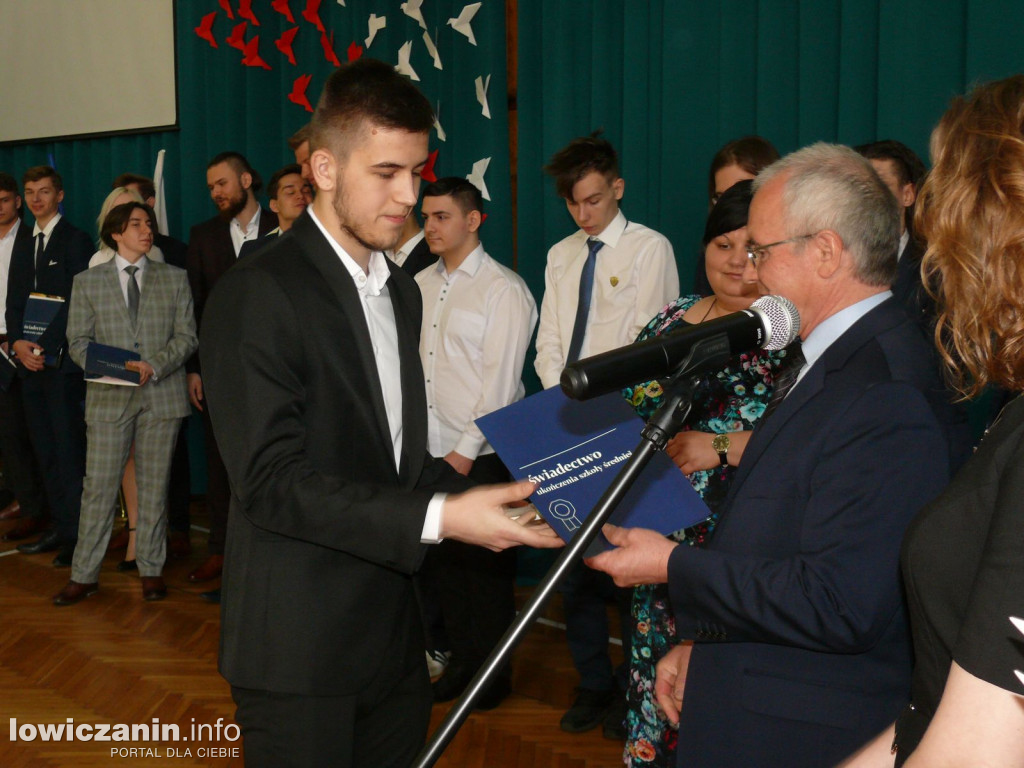 Uroczystość z okazji 3 Maja i pożegnania uczniów ostatnich klas w ZSP na Blichu.