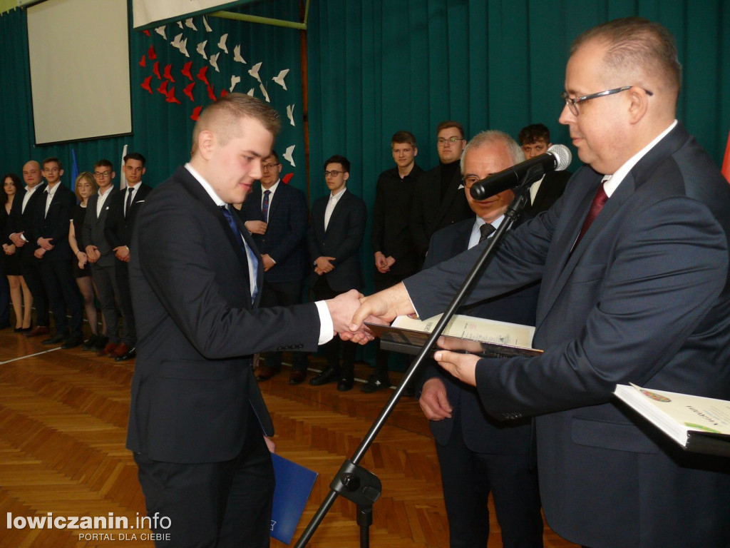 Uroczystość z okazji 3 Maja i pożegnania uczniów ostatnich klas w ZSP na Blichu.