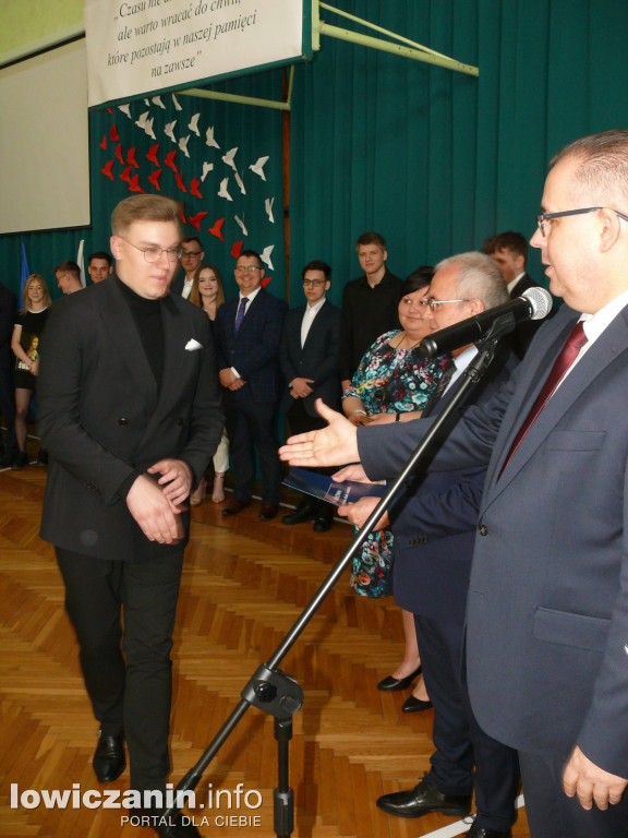 Uroczystość z okazji 3 Maja i pożegnania uczniów ostatnich klas w ZSP na Blichu.