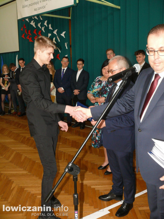 Uroczystość z okazji 3 Maja i pożegnania uczniów ostatnich klas w ZSP na Blichu.