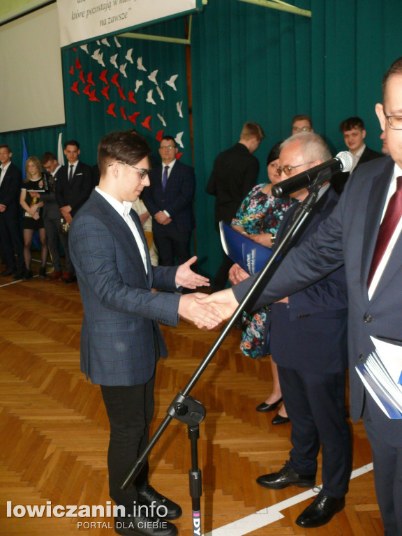 Uroczystość z okazji 3 Maja i pożegnania uczniów ostatnich klas w ZSP na Blichu.