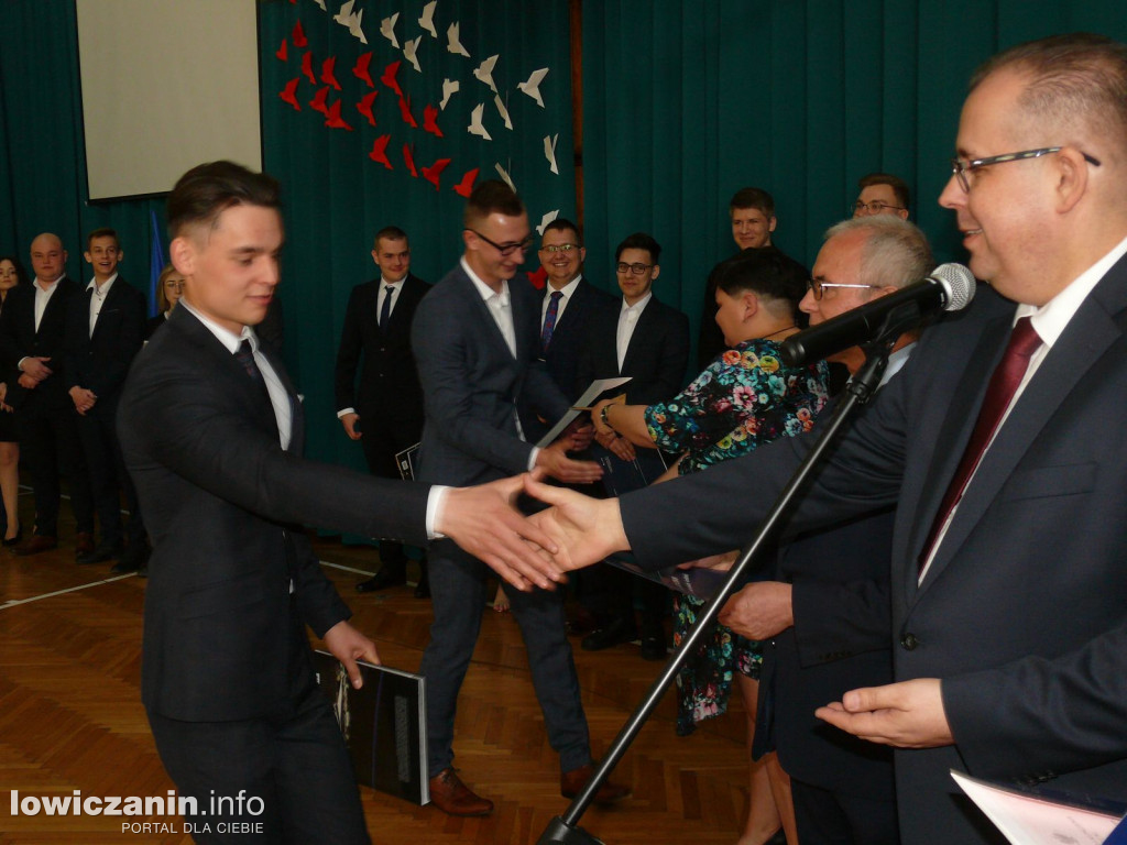 Uroczystość z okazji 3 Maja i pożegnania uczniów ostatnich klas w ZSP na Blichu.
