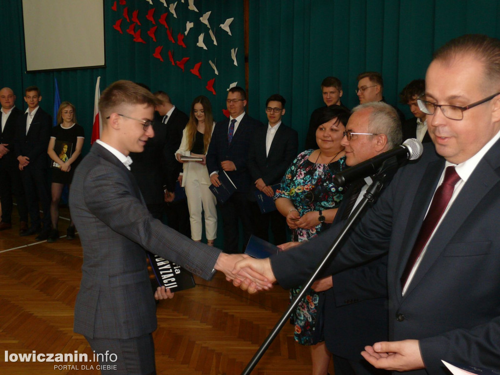 Uroczystość z okazji 3 Maja i pożegnania uczniów ostatnich klas w ZSP na Blichu.