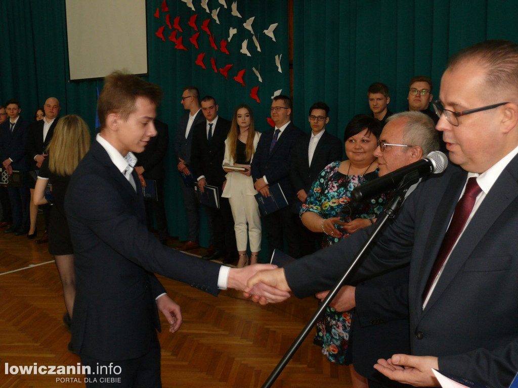 Uroczystość z okazji 3 Maja i pożegnania uczniów ostatnich klas w ZSP na Blichu.