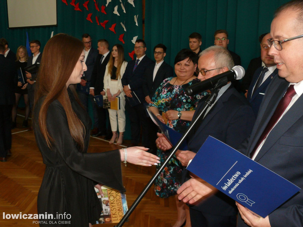 Uroczystość z okazji 3 Maja i pożegnania uczniów ostatnich klas w ZSP na Blichu.