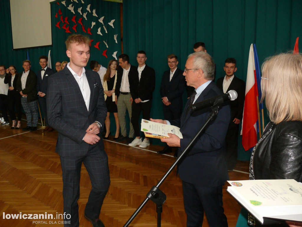 Uroczystość z okazji 3 Maja i pożegnania uczniów ostatnich klas w ZSP na Blichu.