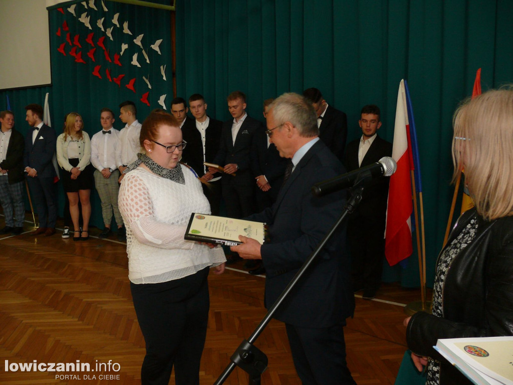 Uroczystość z okazji 3 Maja i pożegnania uczniów ostatnich klas w ZSP na Blichu.