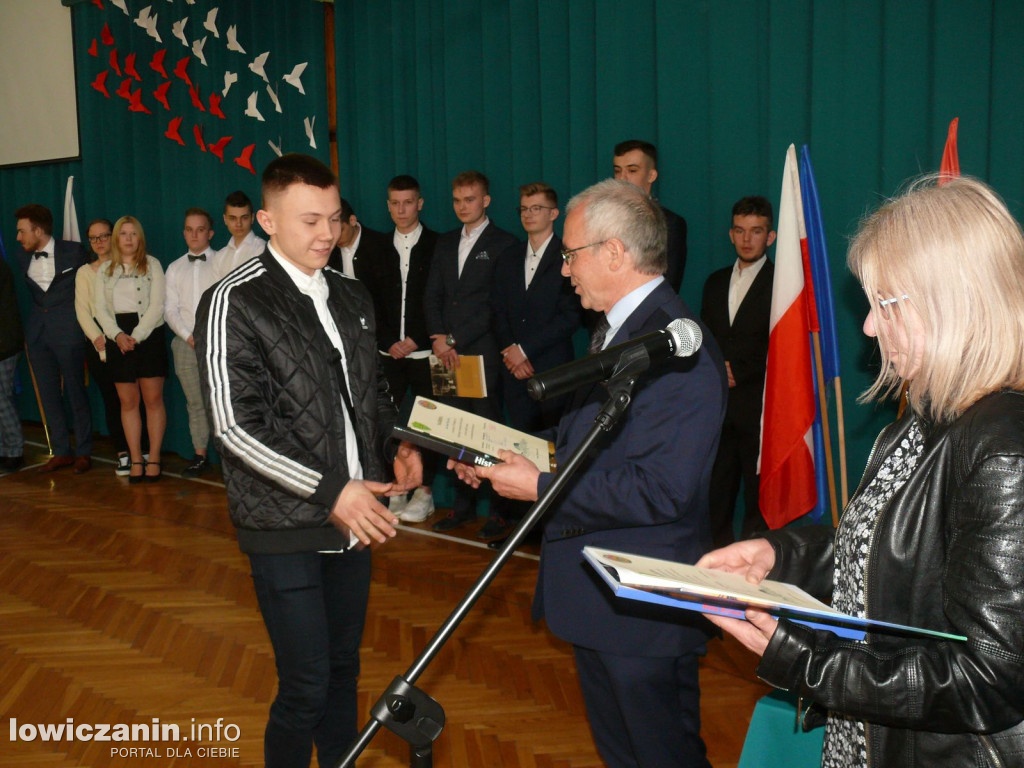 Uroczystość z okazji 3 Maja i pożegnania uczniów ostatnich klas w ZSP na Blichu.
