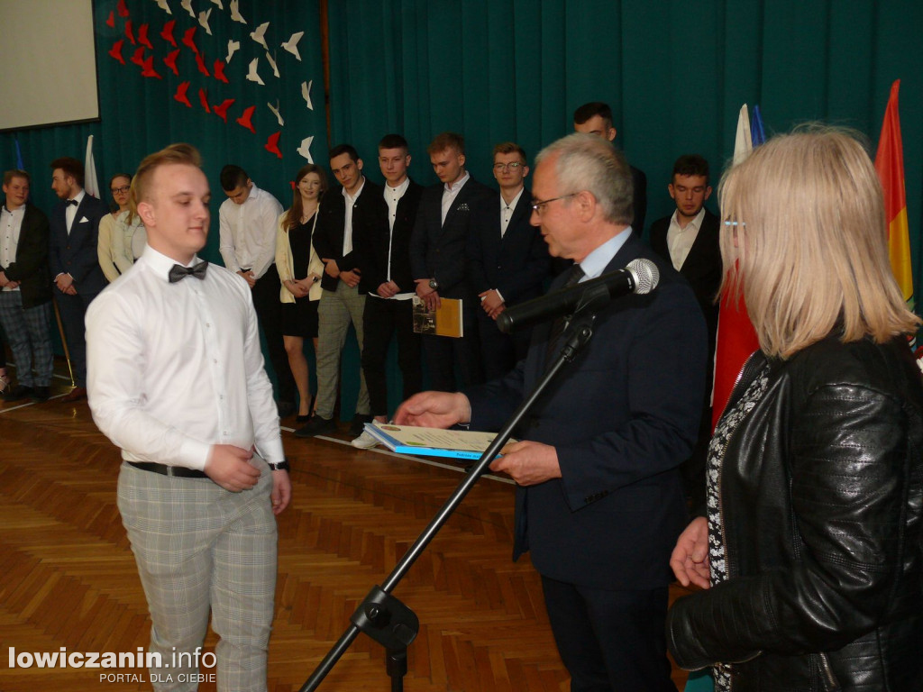Uroczystość z okazji 3 Maja i pożegnania uczniów ostatnich klas w ZSP na Blichu.