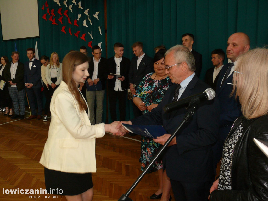 Uroczystość z okazji 3 Maja i pożegnania uczniów ostatnich klas w ZSP na Blichu.